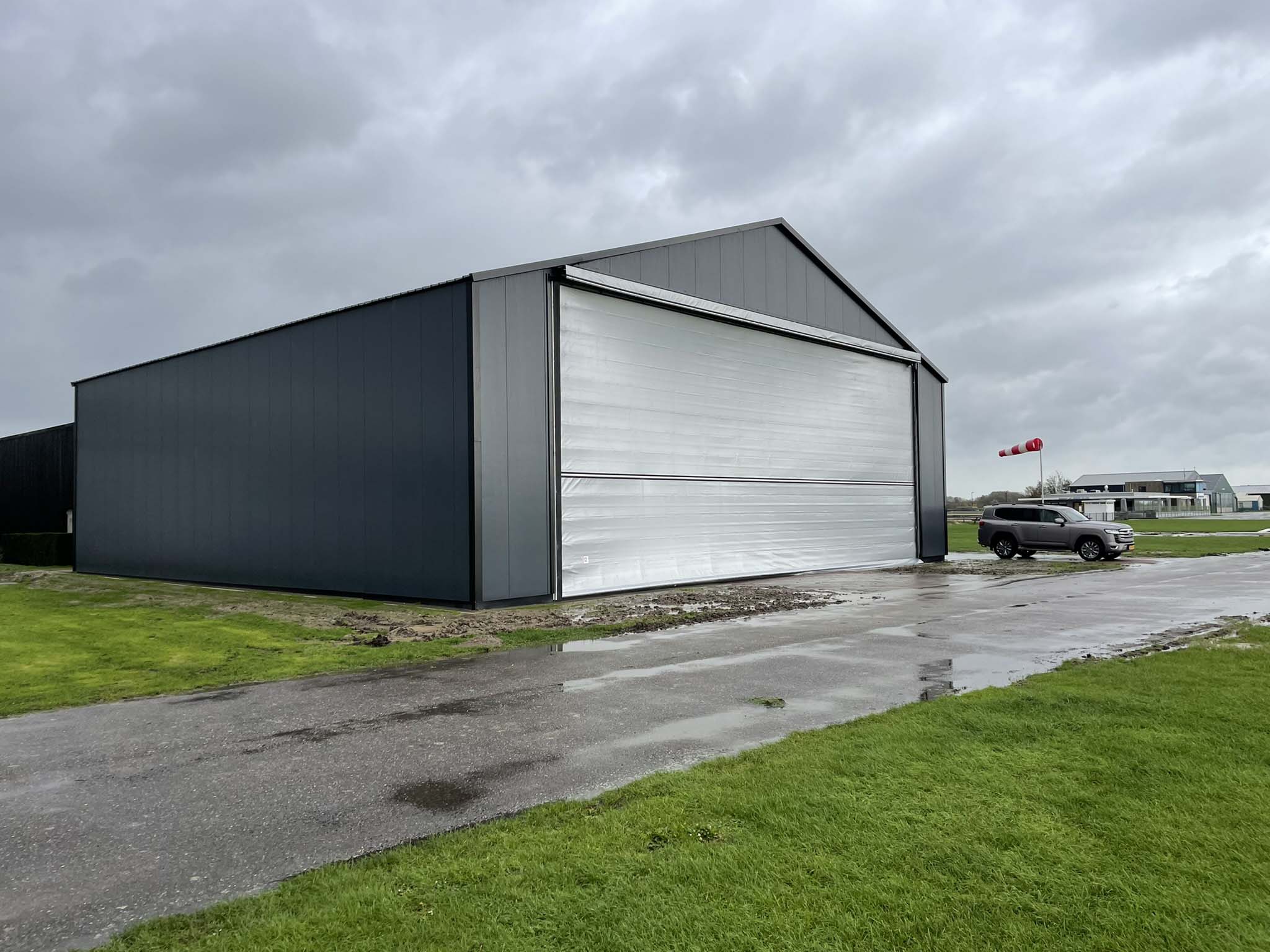 Buitenkant maatwerk Hangar voor Vliegveld Midden-Zeeland