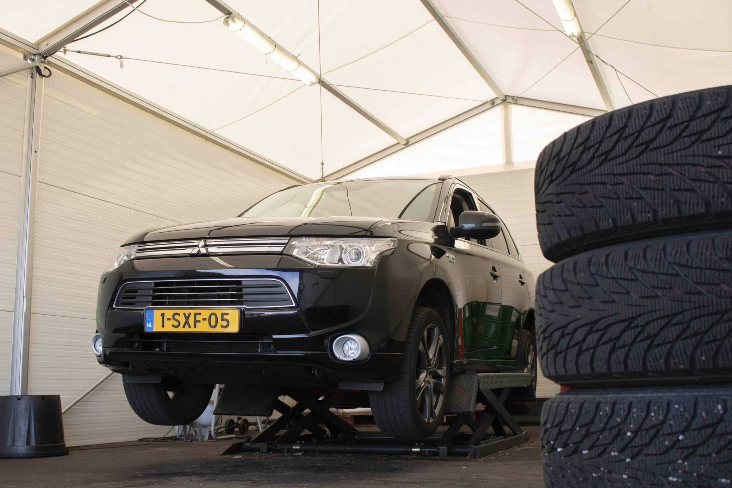 Een auto in de tijdelijke werkplaats van VDS Automotive