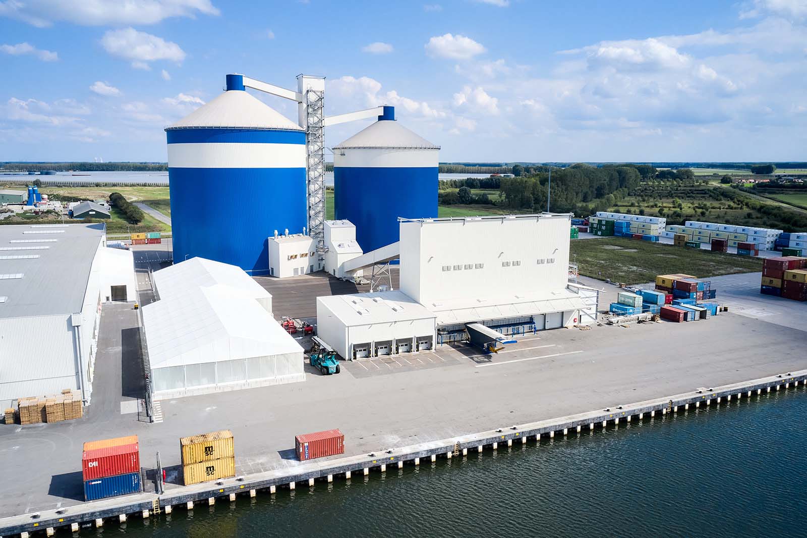 Twee ongeïsoleerde tenthallen op bedrijventerrein van Vlaeynatie in Westdorpe