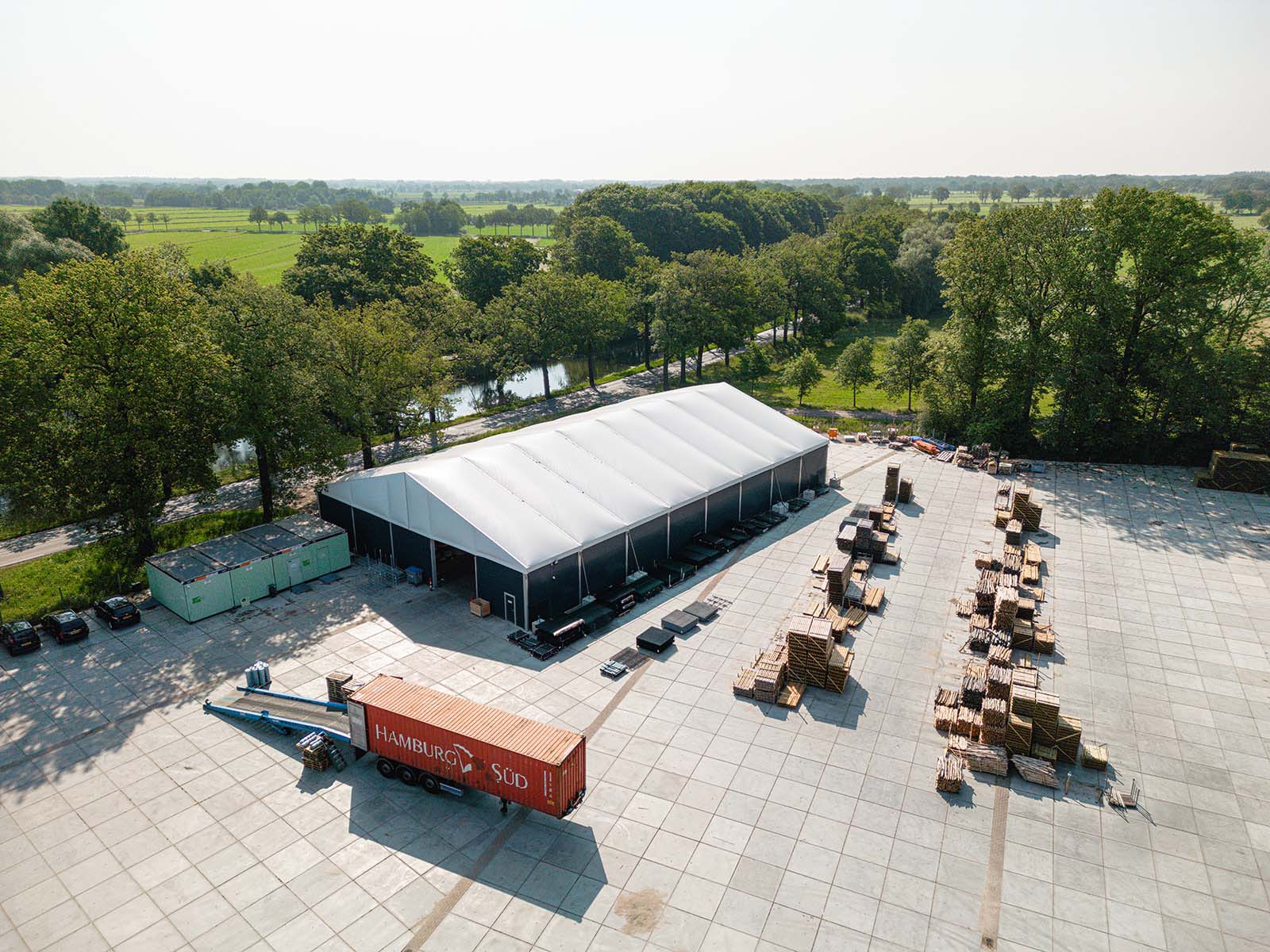 Volledig geïsoleerde tenthal op terrein van Giga Shops